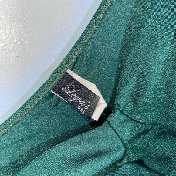 Elegant Green Off-Shoulder Dress - Picture 7 of 7